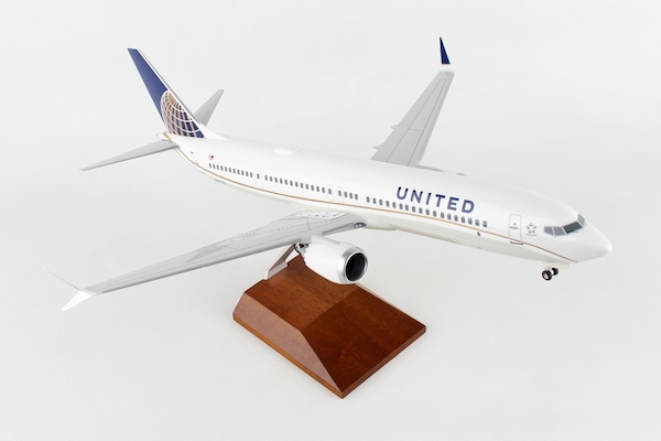 B737-MAX9 (United) N67501 W/Wood Stand & Gear SKR8275