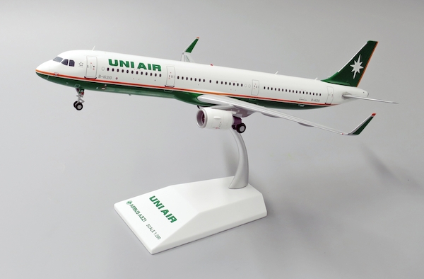 Airbus A321 Uni Air B-16210 With Stand LH2096