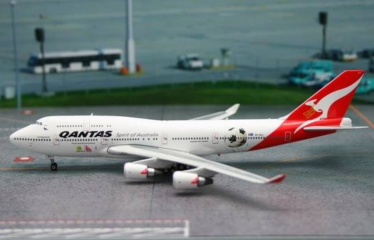B747-400 (Qantas) VH-OEJ 11010