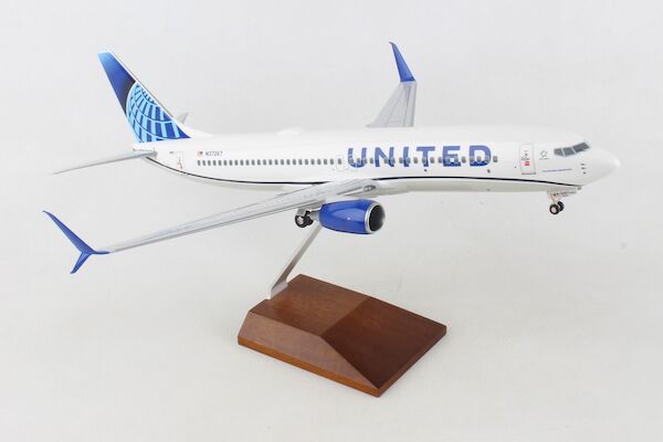Boeing 737-800 United N37267 W/WOOD STAND & GEAR SKR8284