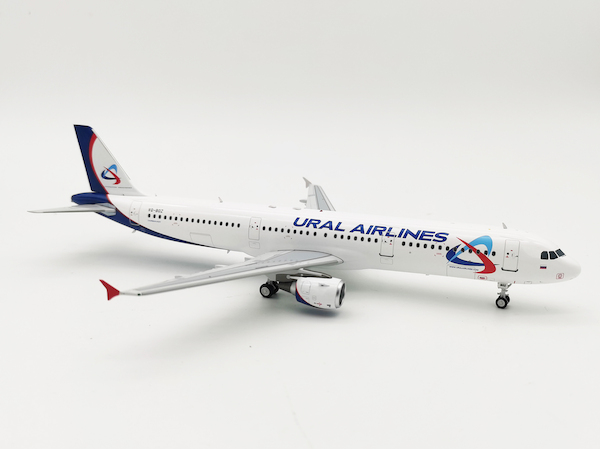Airbus A321-211 Ural Airlines VQ-BOZ A2052