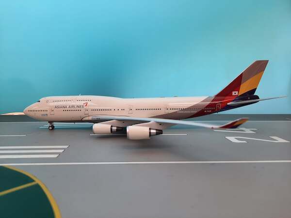 Boeing 747-400 Asiana Airlines HL7428 With Stand JF-747-4-049