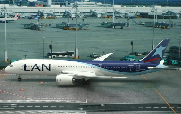 Boeing 787-9 Dreamliner LAN Chile CC-BGA 20112