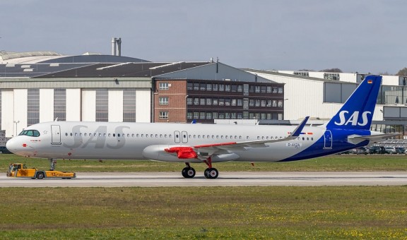 Airbus A321neo SAS Scandinavian Airlines SE-DMO With Stand XX20021