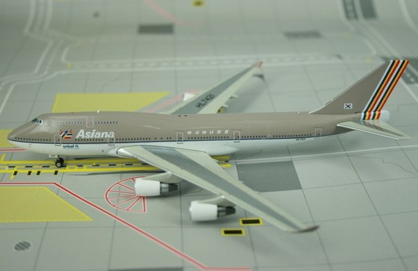 B747-400 (Asiana) HL7421 10740