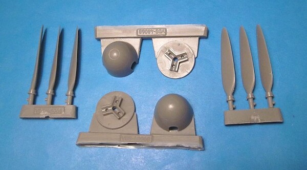 Messerschmitt Me410B Corrected props and spinners (MENG) VDS48068