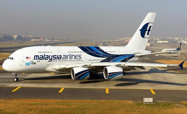 Airbus A380-841 Malaysia Airlines Airbus 9M-MNF detachable magnetic undercarriage  AV4138