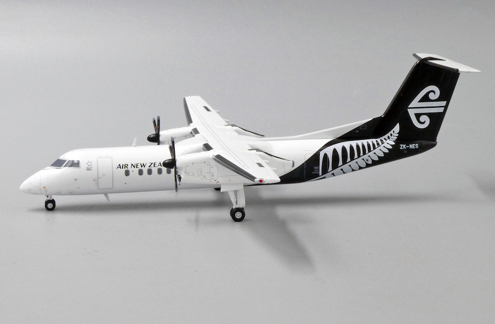 Самолет wings купить. Dash 8 q300. Bombardier q300. Model 1/144 de Havilland DHC- 5. Dash 8 100 самолет.