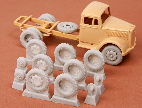 Kfz.385 Opel Blitz Tankwagen wheel set (Late 8 bolt type) SBS48036