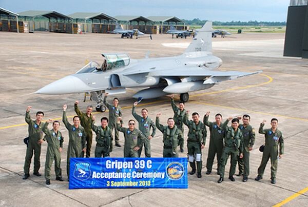 Royal Thai Air Force Open Air Hangar  RTAF HANGAR 1/144
